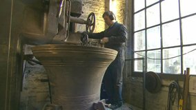 USA / UK - Bell tolls for historic bell maker