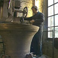 USA / UK - Bell tolls for historic bell maker