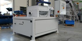 Time-consuming handling and risk of injury: Installation of a shredder on a zinc die-casting machine minimises space requirements and logistics costs