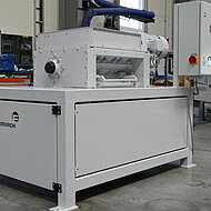 Time-consuming handling and risk of injury: Installation of a shredder on a zinc die-casting machine minimises space requirements and logistics costs