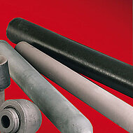 Stoppers and nozzles in ferrous metal flow configurations