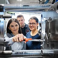 Tesla E-Autos aus einem einzigen Gussteil: Hochschule Aalen bildet potentielle Ingenieure aus