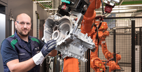 BMW Group investiert weiter in das Werk Landshut: Die deutsche Komponentenfertigung setzt ihre Umstellung auf Elektromobilität fort.